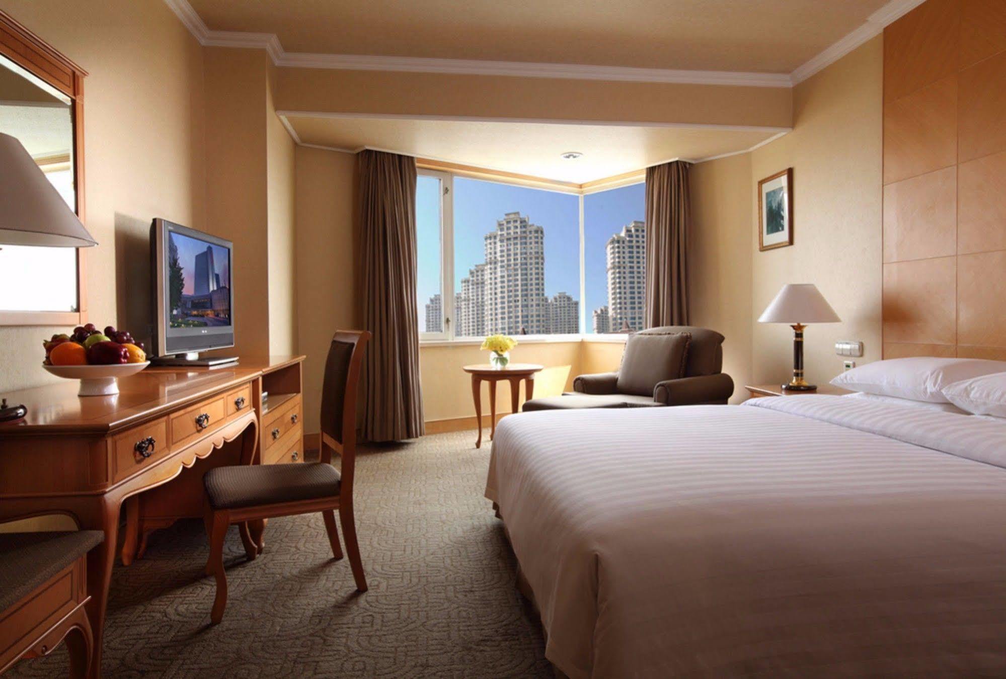 Beijing New Century Hotel Экстерьер фото